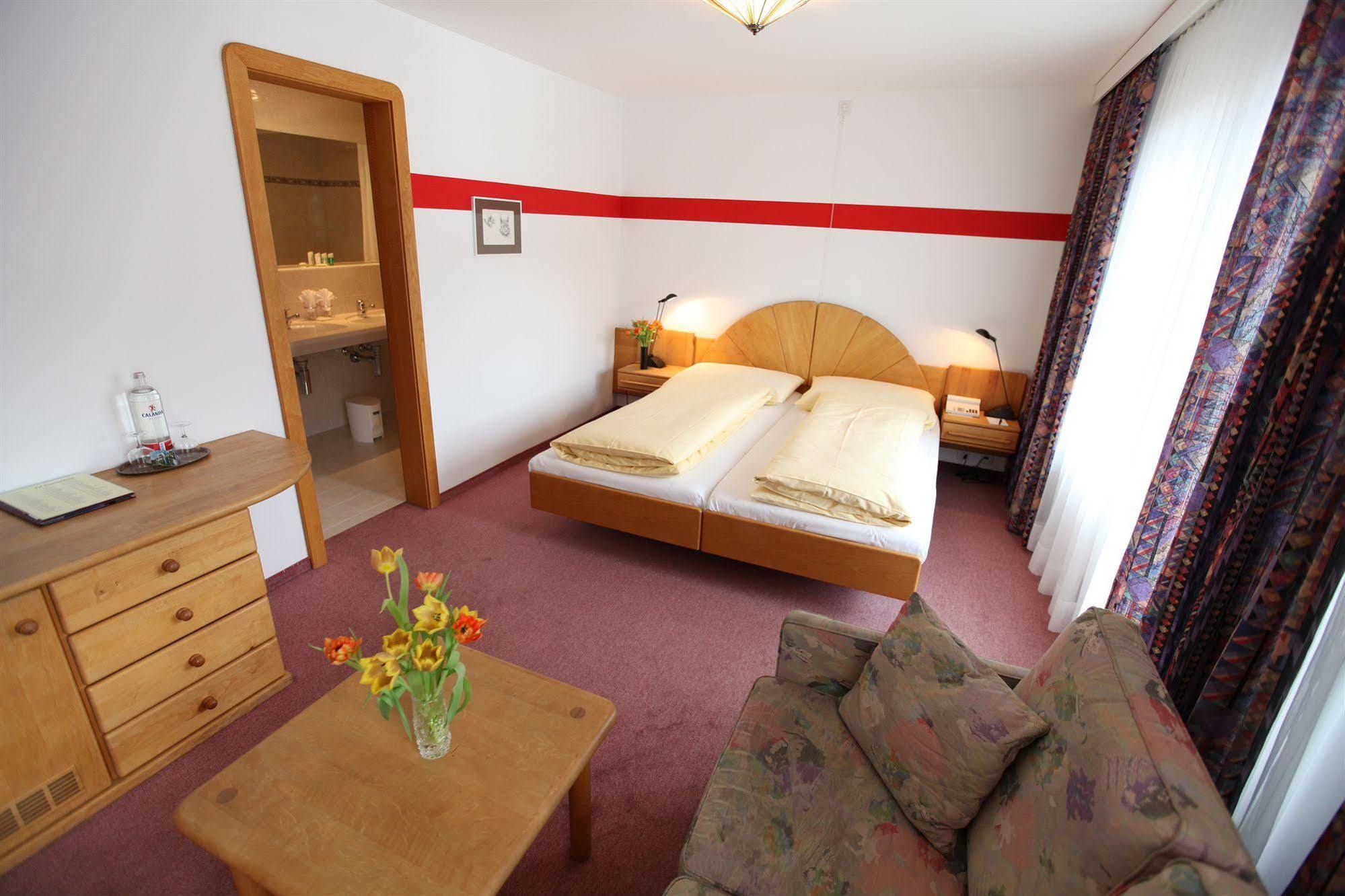 Typically Swiss Hotel Altana Scuol Esterno foto