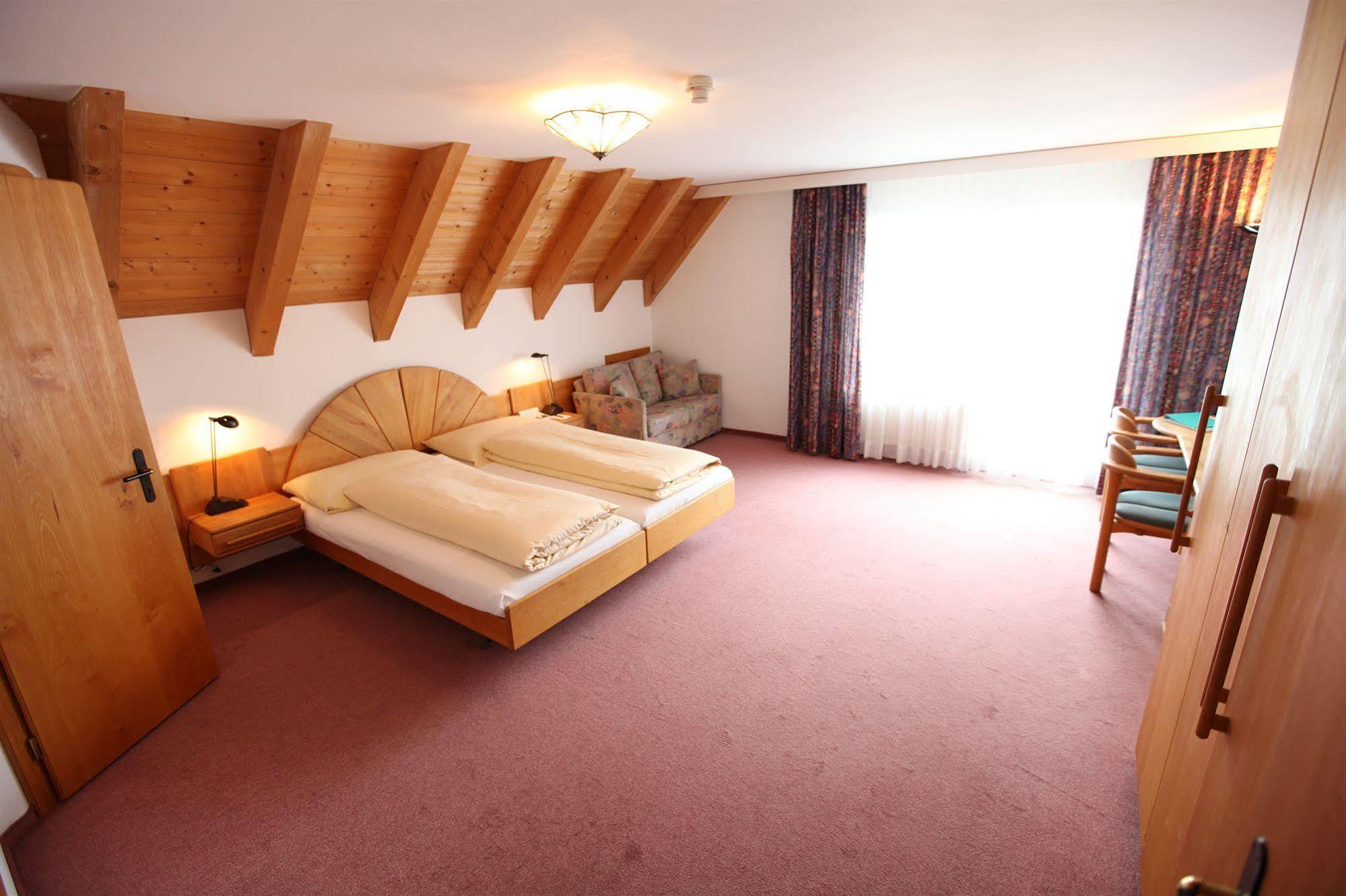 Typically Swiss Hotel Altana Scuol Esterno foto