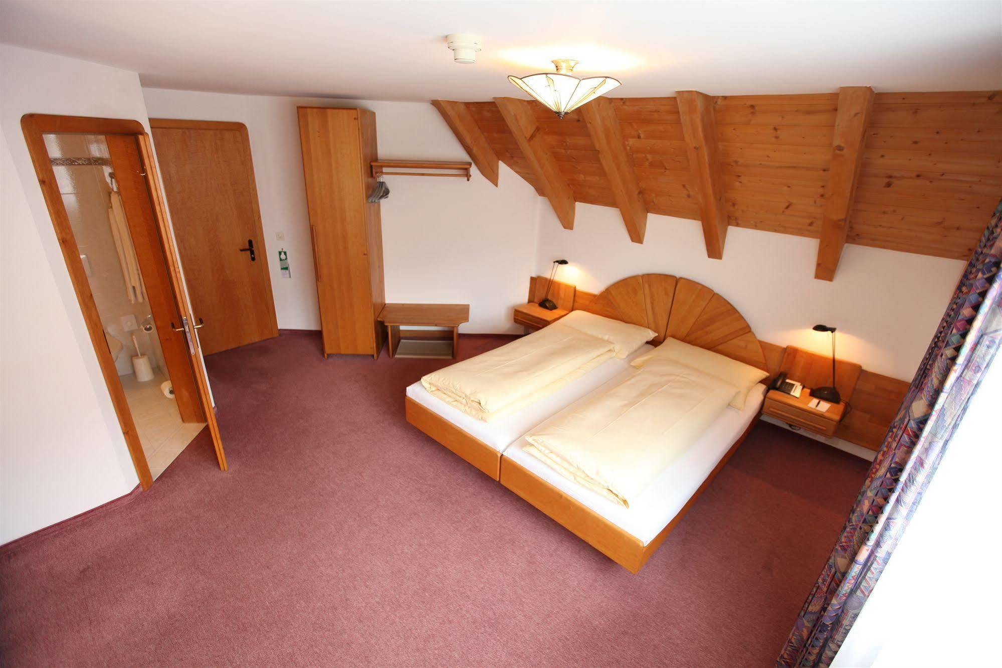 Typically Swiss Hotel Altana Scuol Esterno foto