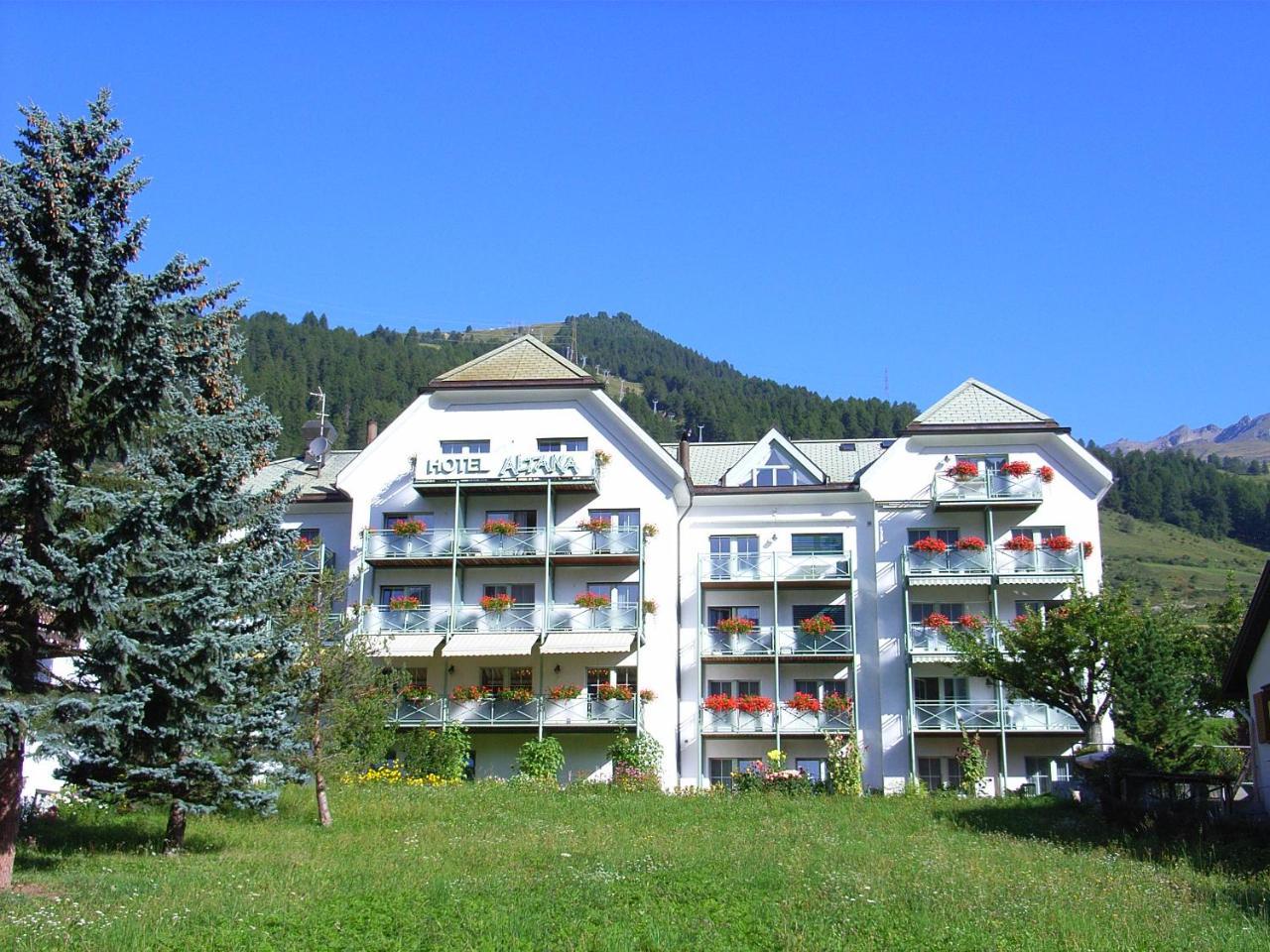 Typically Swiss Hotel Altana Scuol Esterno foto